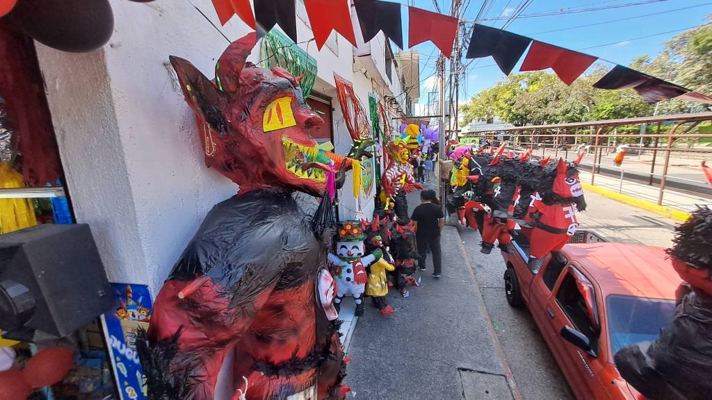 Ventas de piñatas para la quema del diablo en Ciudad de Guatemala | Omar Solís/EU