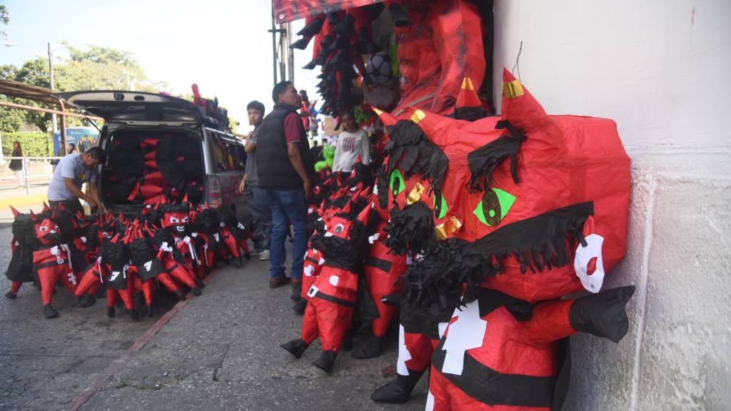 Ventas de piñatas para la quema del diablo en Ciudad de Guatemala | Omar Solís/EU