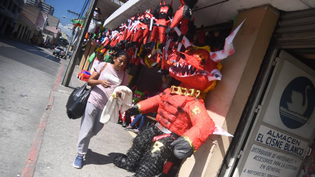 Ventas de piñatas para la quema del diablo en Ciudad de Guatemala | Omar Solís/EU