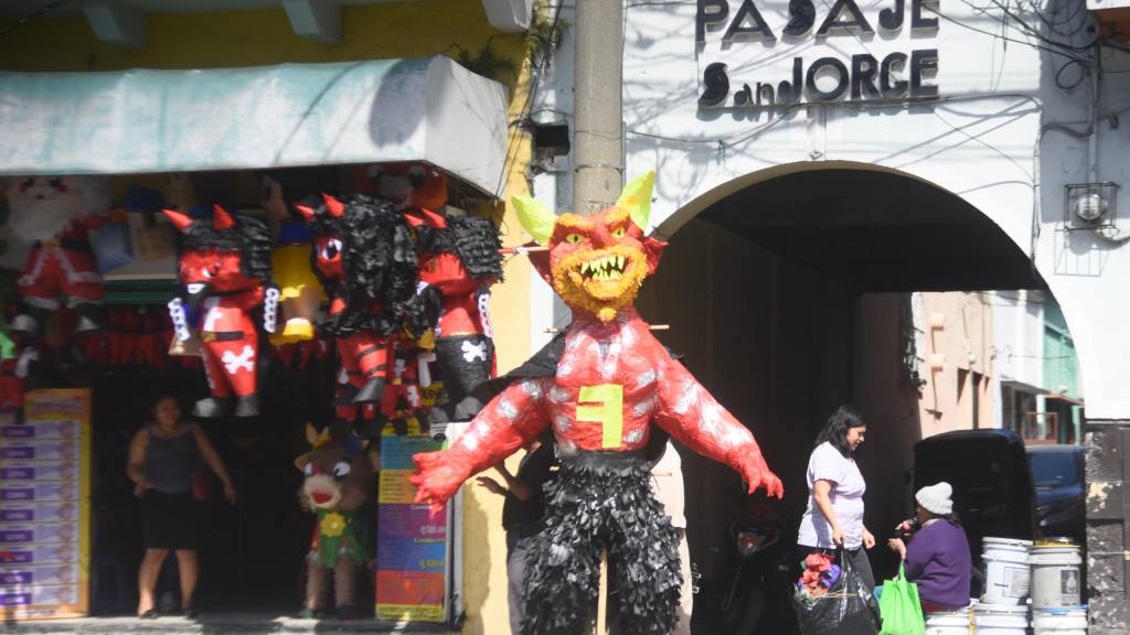 Ventas de piñatas para la quema del diablo en Ciudad de Guatemala | Omar Solís/EU