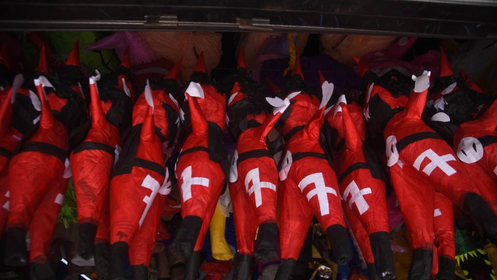 Ventas de piñatas para la quema del diablo en Ciudad de Guatemala | Omar Solís/EU