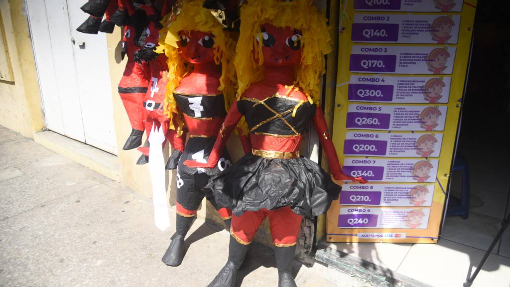 Ventas de piñatas para la quema del diablo en Ciudad de Guatemala | Omar Solís/EU