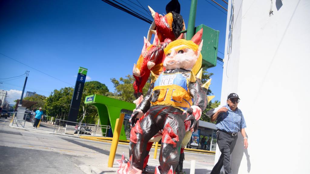 Ventas de piñatas para la quema del diablo en Ciudad de Guatemala | Omar Solís/EU