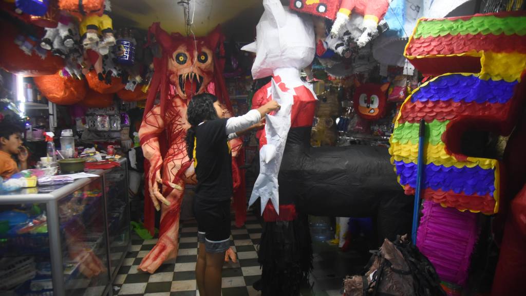 Ventas de piñatas para la quema del diablo en Ciudad de Guatemala | Omar Solís/EU