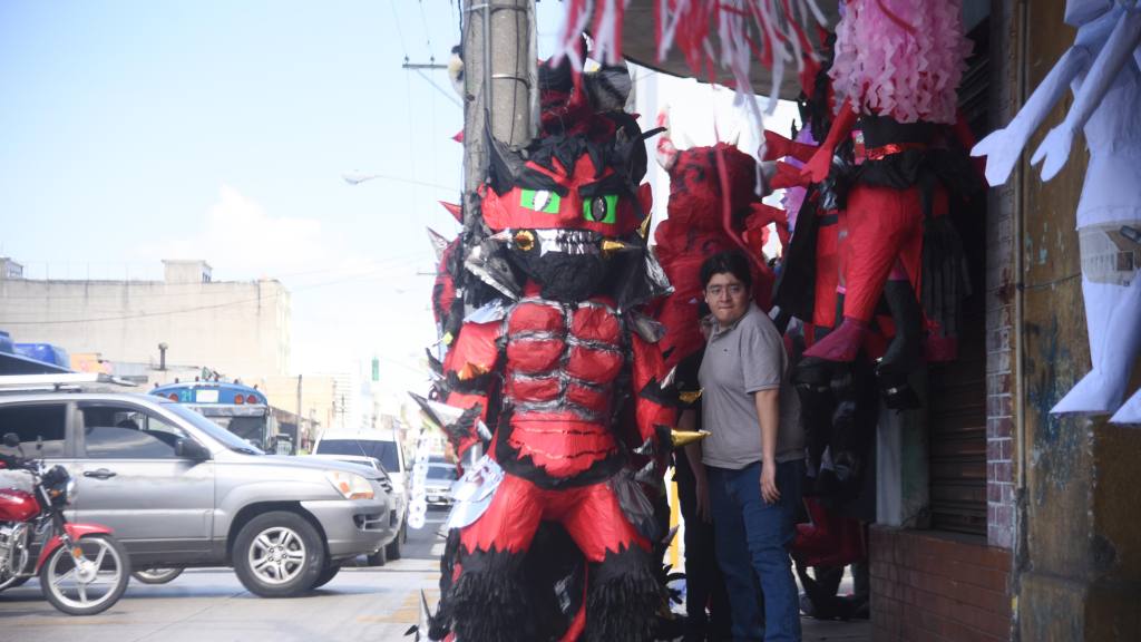 Ventas de piñatas para la quema del diablo en Ciudad de Guatemala | Omar Solís/EU