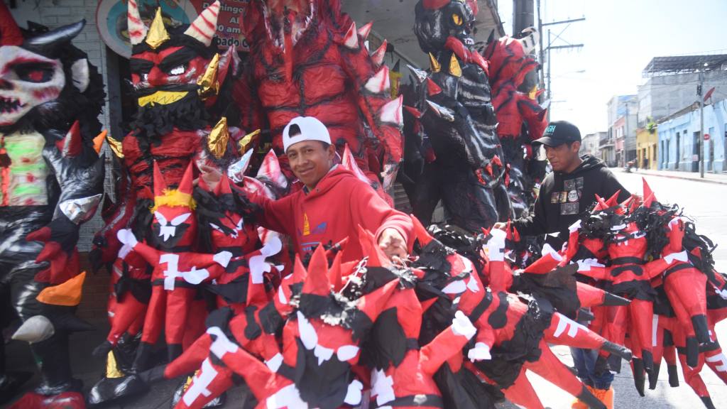 Ventas de piñatas para la quema del diablo en Ciudad de Guatemala | Omar Solís/EU