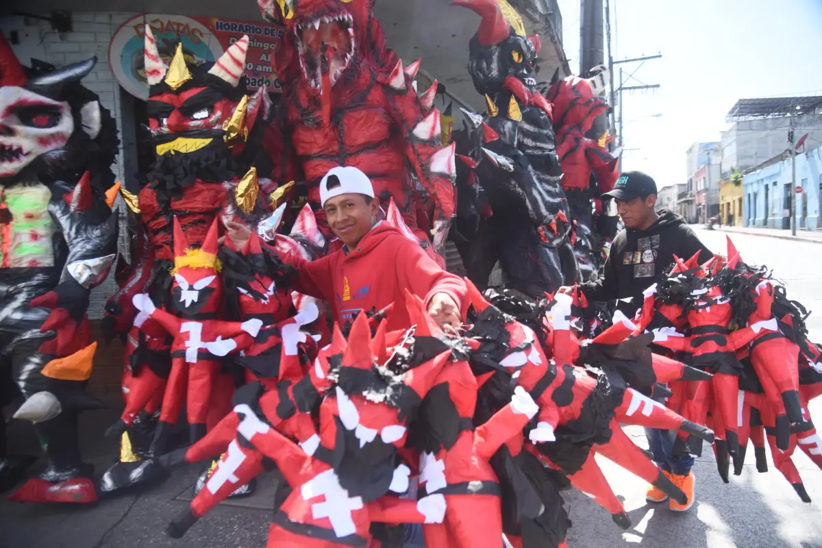 Como todos los años, los fabricantes han recibido encargos de piñatas de diablo de distintos personajes de la vida política., Foto Omar Solís