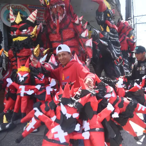 Como todos los años, los fabricantes han recibido encargos de piñatas de diablo de distintos personajes de la vida política. ,Foto Omar Solís