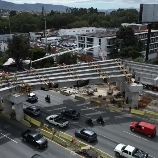 Trabajos de construcción del paso a desnivel en la calzada Roosevelt. ,Fondo Social de Solidaridad/CIV