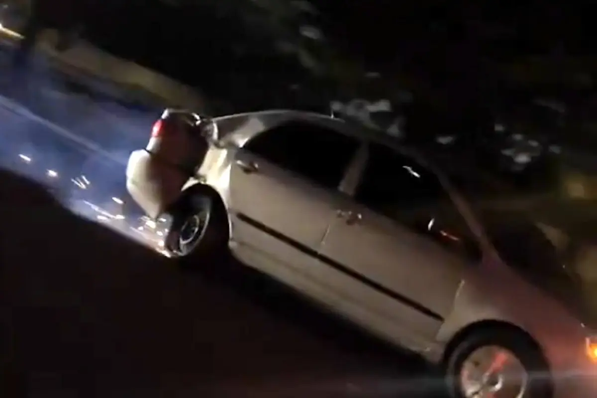 Automovilista huye con el carro dañado., Capturan de pantalla video de X.