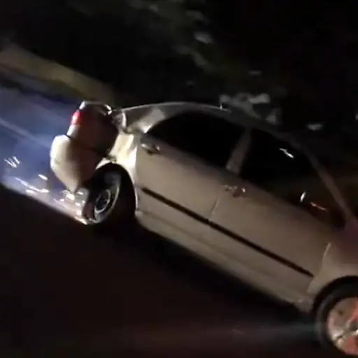 Automovilista huye con el carro dañado. ,Capturan de pantalla video de X.