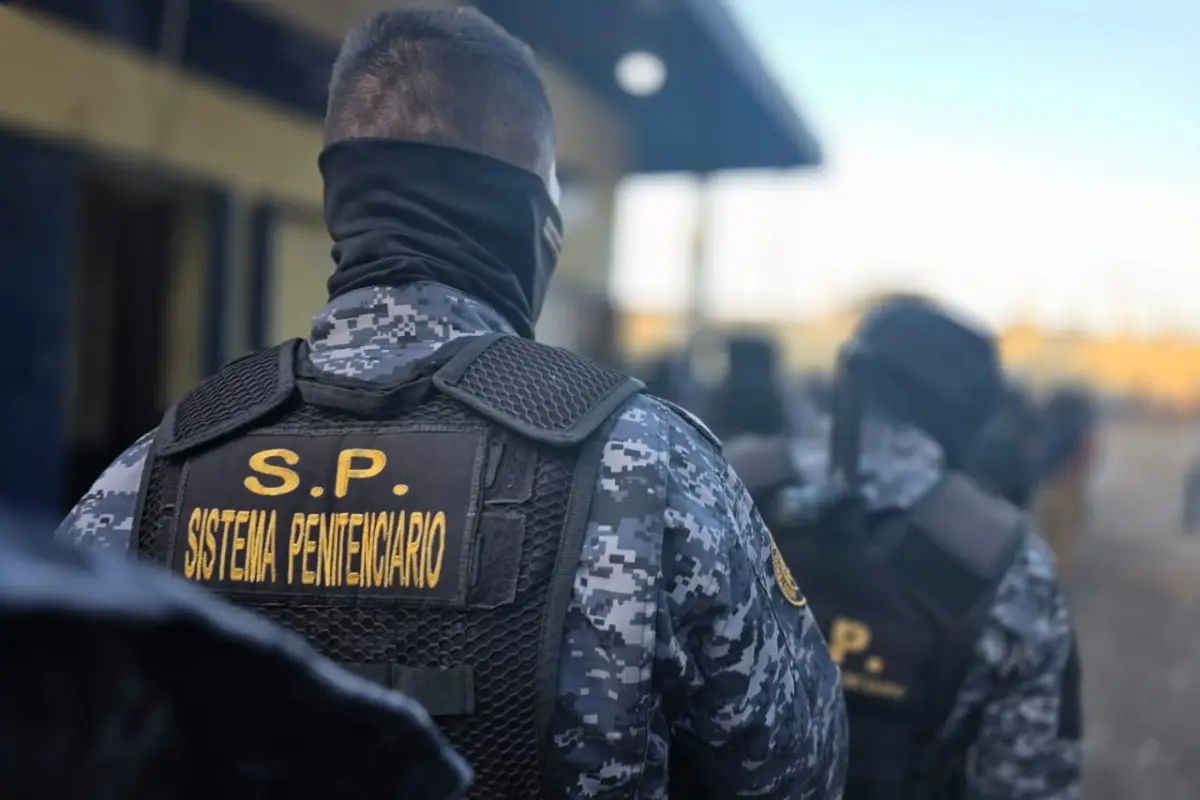 Personal de la Fuerza Élite del Sistema Penitenciario mantienen presencia en Renovación 1 durante el desarrollo de una requisa el 2 de diciembre de 2025., Ministerio de Gobernación