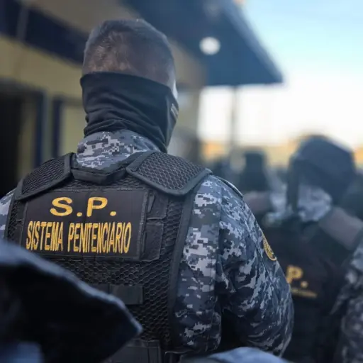 Personal de la Fuerza Élite del Sistema Penitenciario mantienen presencia en Renovación 1 durante el desarrollo de una requisa el 2 de diciembre de 2025. ,Ministerio de Gobernación