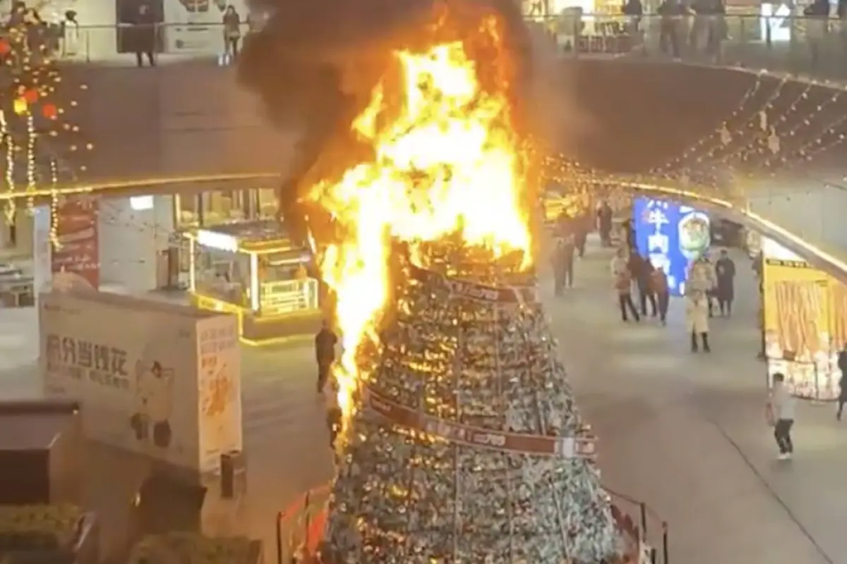 La enorme estructura queda envuelta por el fuego., Capturan de pantalla video de X.