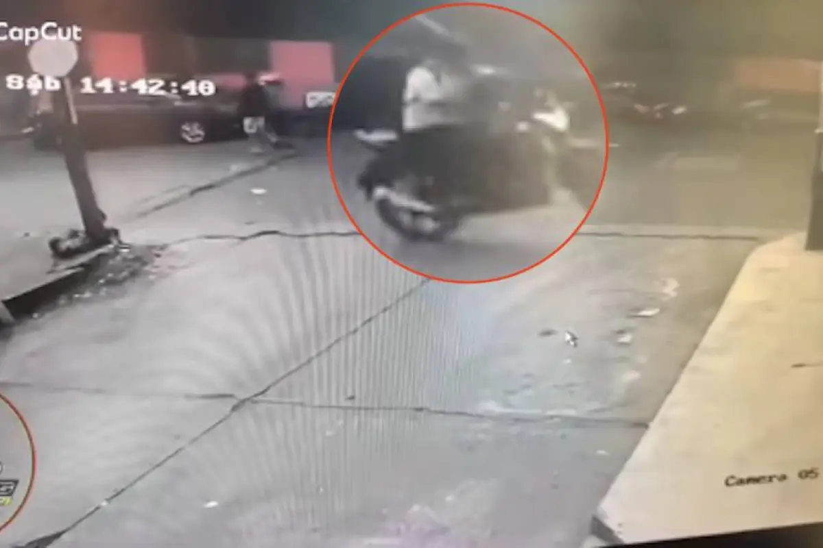 otorista pierde el control al hacer un “caballito”, arrolla a adulto mayor y escapa., Capturan de pantalla video de X.