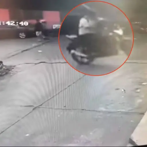 otorista pierde el control al hacer un caballito, arrolla a adulto mayor y escapa. ,Capturan de pantalla video de X.