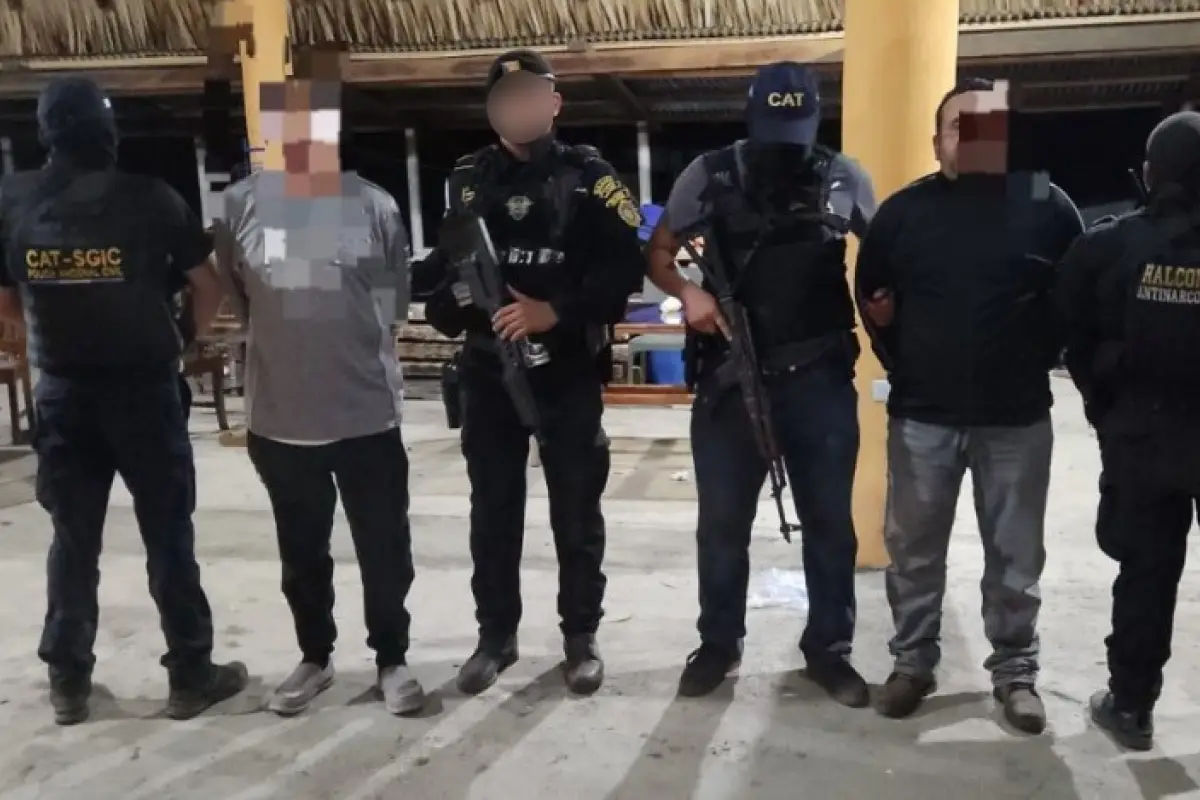 Dos hombres detenidos por tener vínculos con el cargamento de droga decomisado en Iztapa, Escuintla., PNC