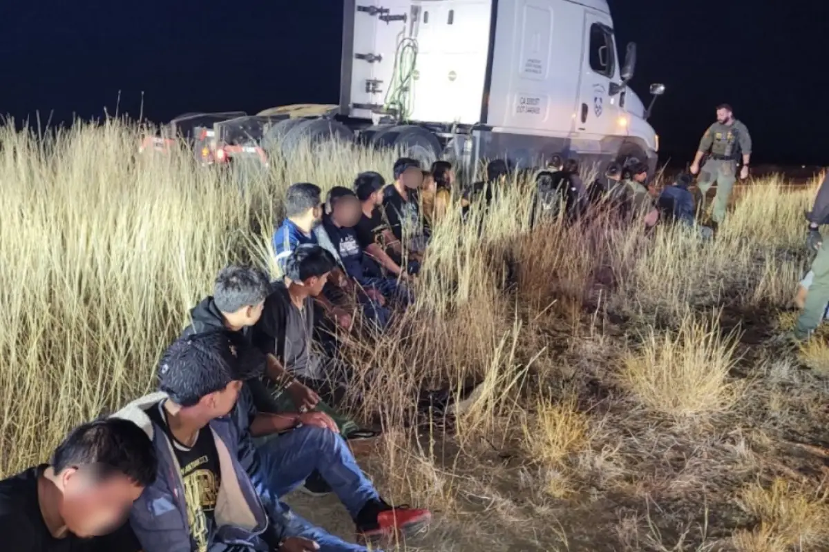 Hallan a 23 migrantes escondidos en la cabina de descanso de un camión en Texas