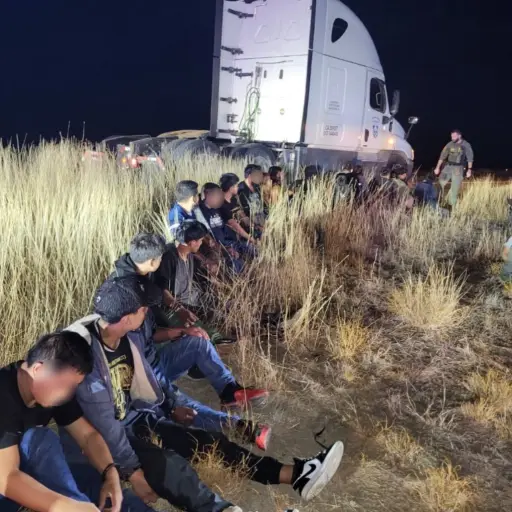 Hallan a 23 migrantes escondidos en la cabina de descanso de un camión en Texas