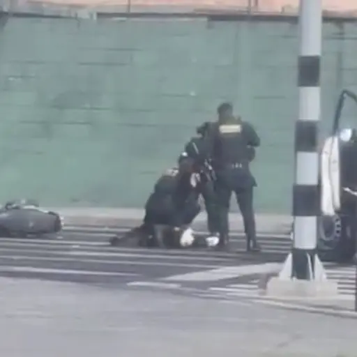 Captura de dos robamotos en zona 7. ,Capturan de pantalla video de X.