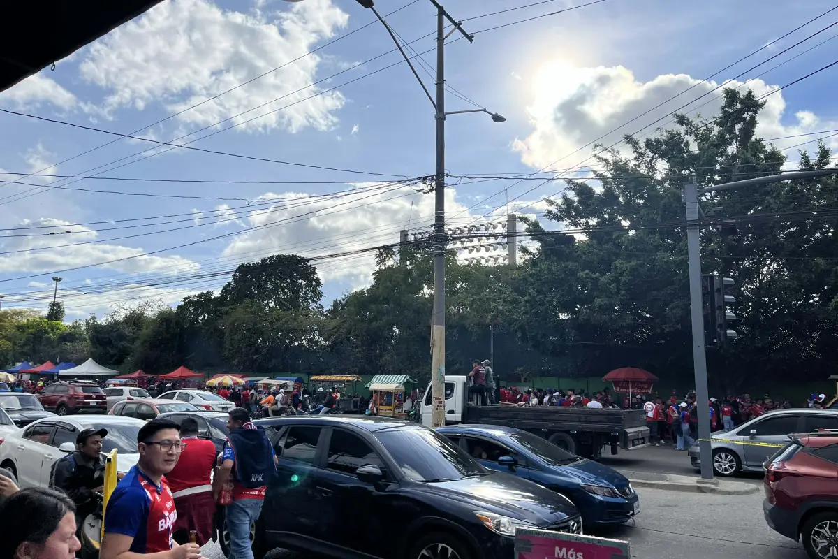 Afición Superchiva desborda los alrededores del Cementos Progreso., Christoper Chang