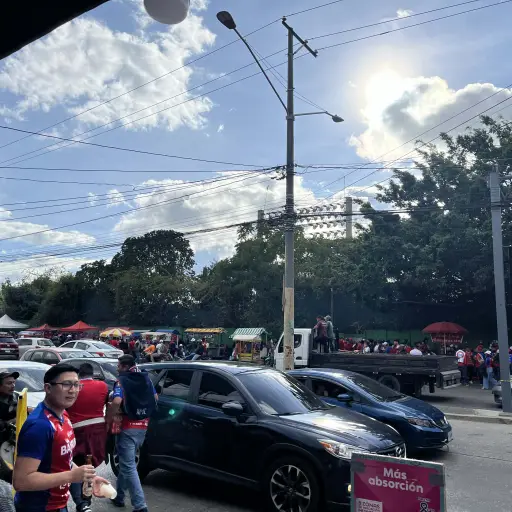 Afición Superchiva desborda los alrededores del Cementos Progreso. ,Christoper Chang