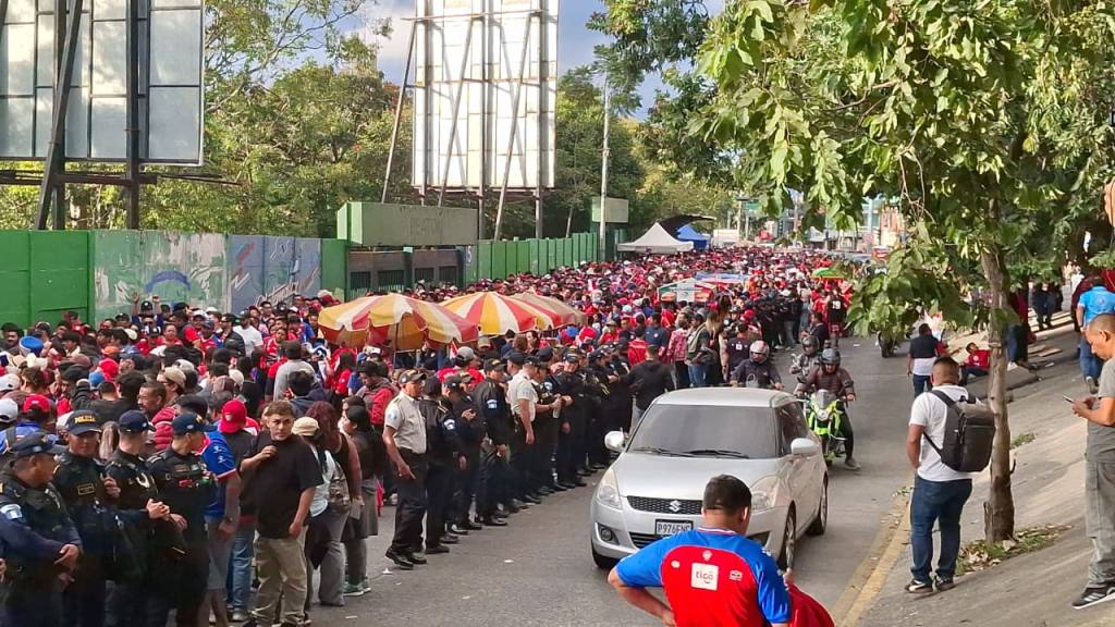 La afición de Xelajú arropa a su equipo en la previa de la gran final | Alex Meoño