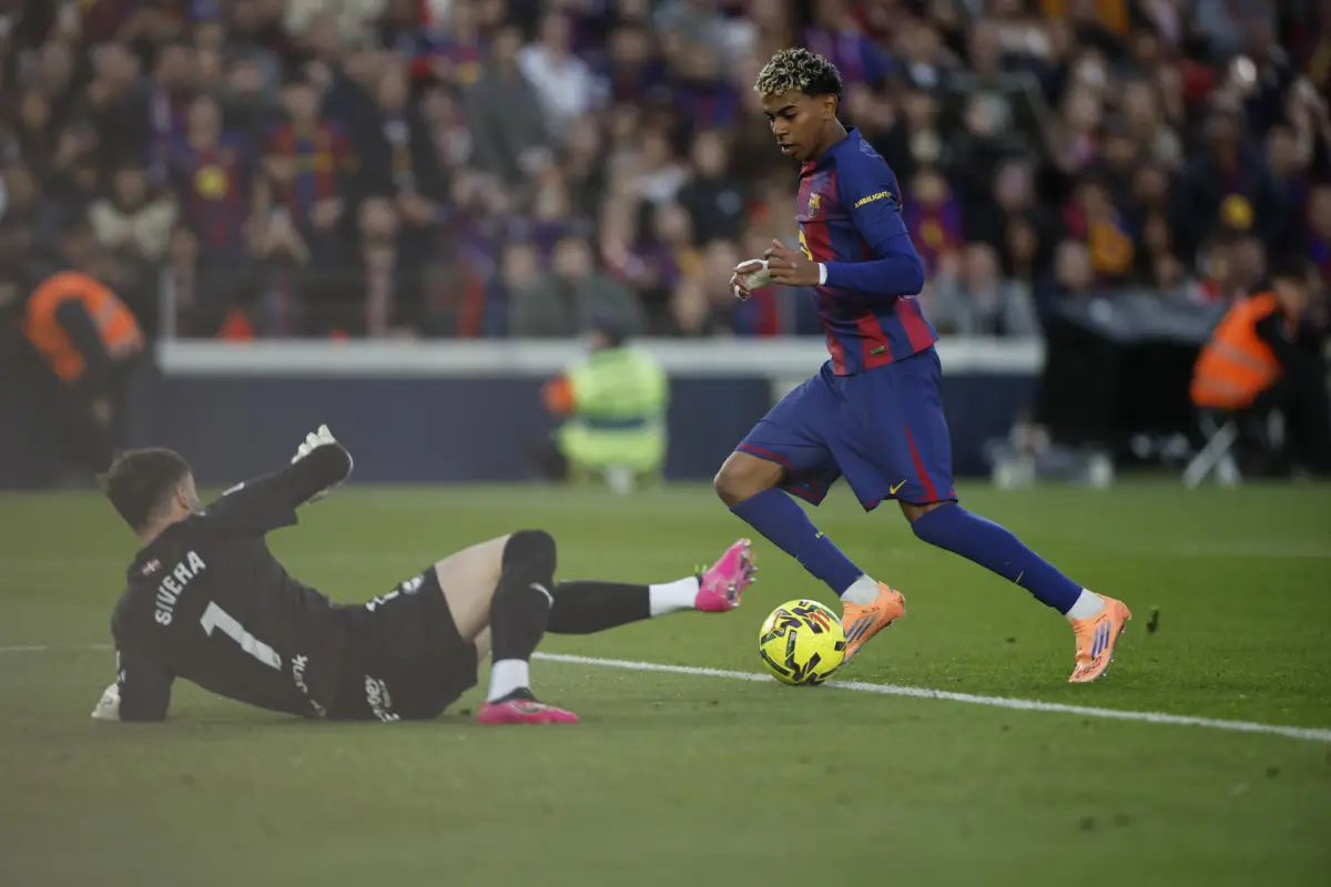 Lamine Yamal (d) trata de superar al portero pelea del Alavés Antonio Sivera, el sábado, en el partido de Liga disputado en el Camp Nou, EFE/Alberto Estévez
