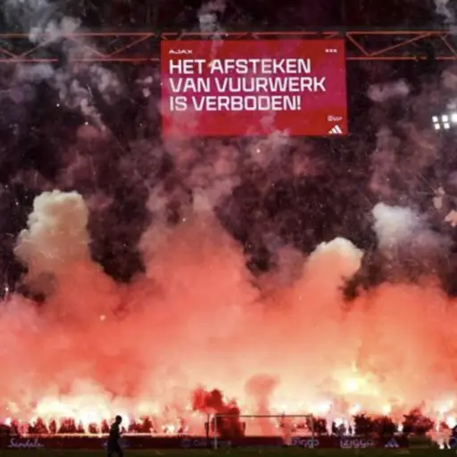 Partido del Ajax suspendido por pirotecnia. ,Capturan de pantalla video de X.