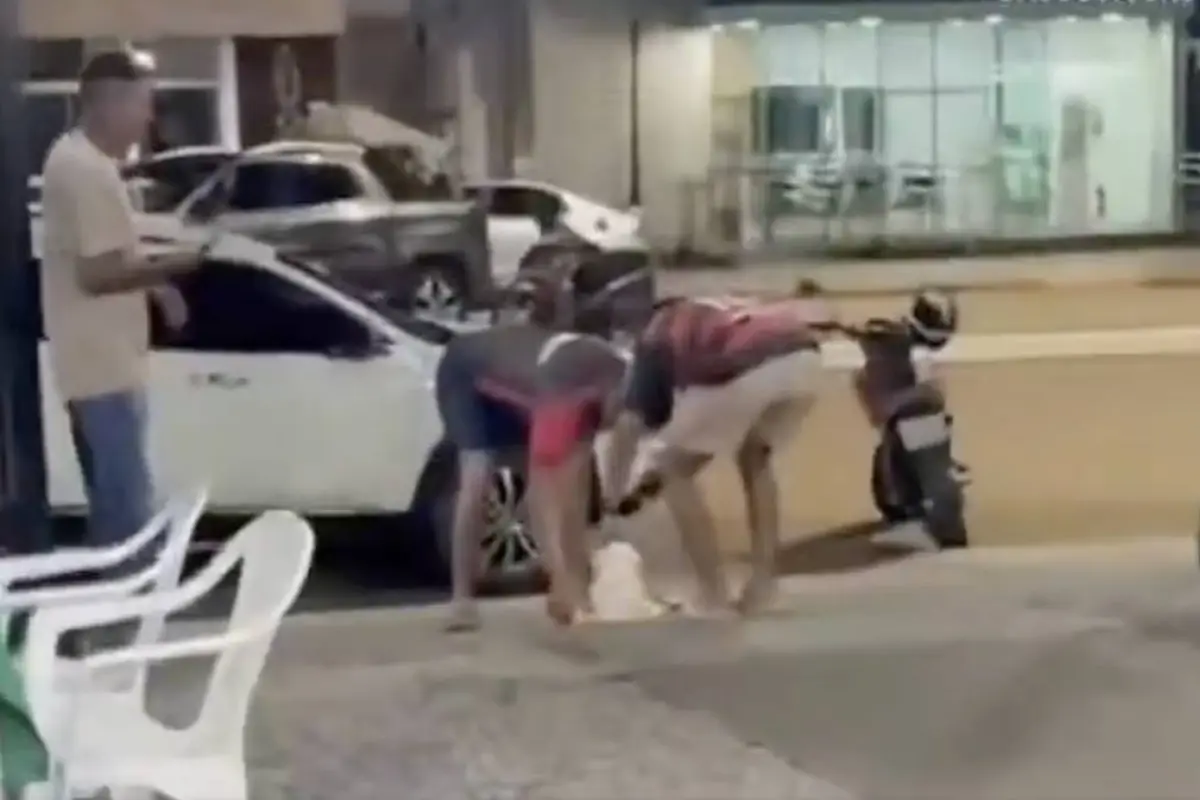 Video evidencia el instante en que un aficionado provoca una explosión., Capturan de pantalla video de X.