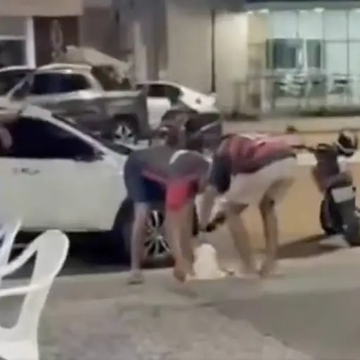 Video evidencia el instante en que un aficionado provoca una explosión. ,Capturan de pantalla video de X.