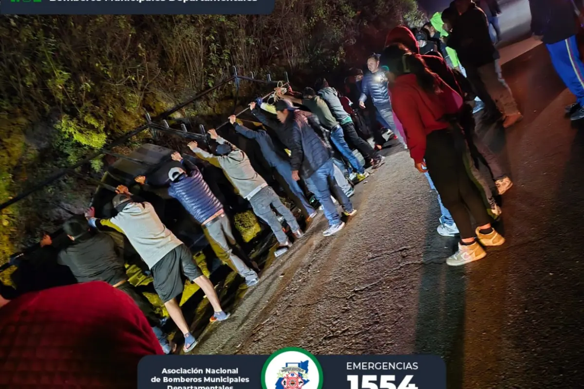 Accidente en Tejutla, San Marcos, donde quedó volcado un vehículo., Bomberos Municipales Departamentales