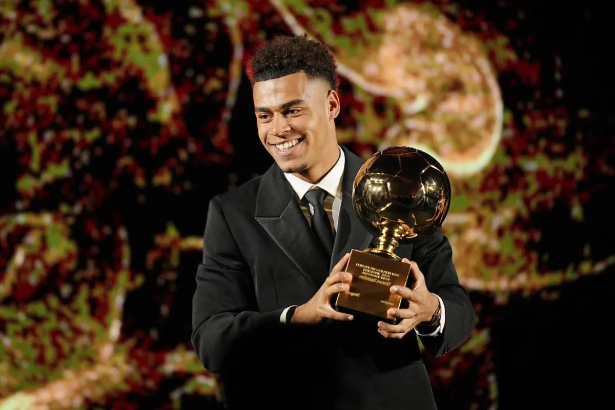 Desiré Doué recibió el Golden Boy 2025 - Tuttosport