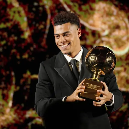 Desiré Doué recibió el Golden Boy 2025 - Tuttosport