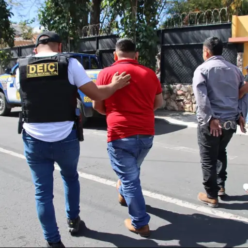 Capturan a tres guardias de seguridad por atraco a camión de valores en Zacapa