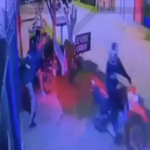 Víctima balea a motoladrón. ,Capturan de pantalla video de X.
