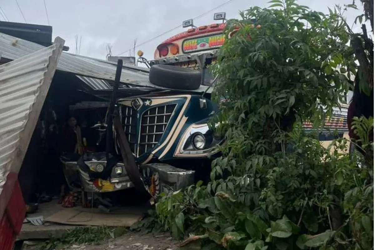 La unidad de transporte impactó contra una tortillería en Chichicastenango, Quiché., Bomberos Municipales Departamentales