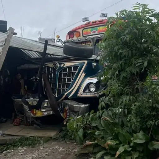 La unidad de transporte impactó contra una tortillería en Chichicastenango, Quiché. ,Bomberos Municipales Departamentales