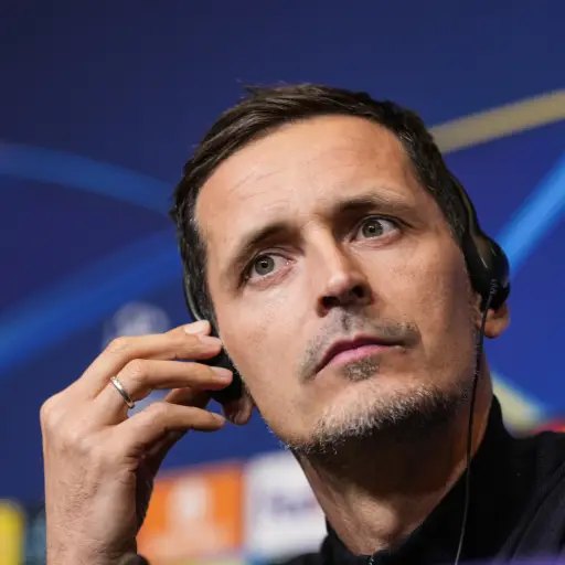 Entrenador del Eintracht Fráncfort, Dino Toppmöller durante la rueda de prensa de este lunes en el auditori 1899 del Spotify Camp Nou