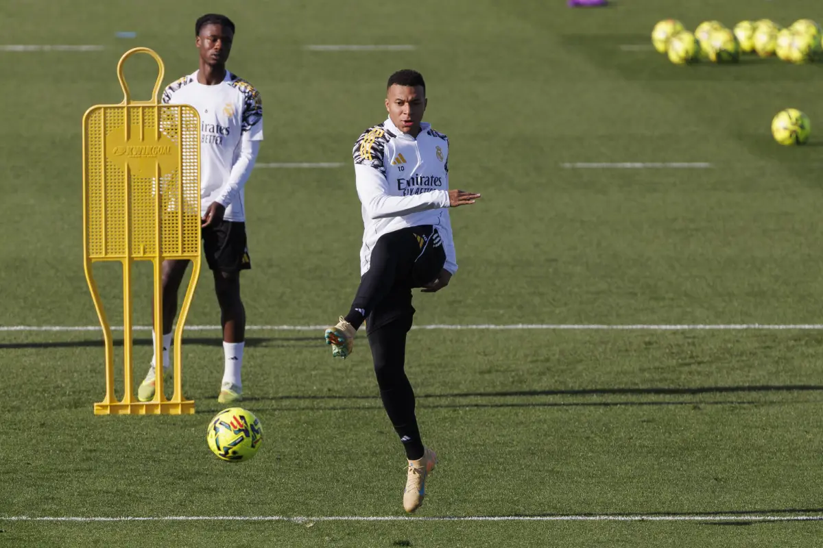 Kylian Mbappé en uno de los entrenos del Real Madrid - EFE