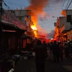 Incendio consume venta de pirotecnia en mercado de Jalapat