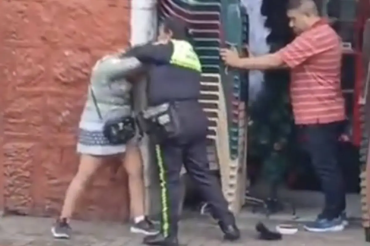 Pelea entre agente de la PMT y mujer en Suchitepéz, Capturan de pantalla video de X.