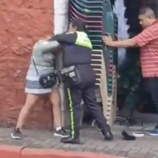 Pelea entre agente de la PMT y mujer en Suchitepéz ,Capturan de pantalla video de X.