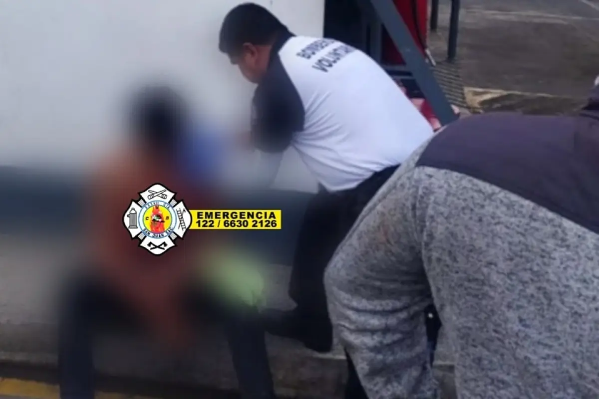 El adolescente fue herido con arma blanca durante un asalto en ruta a San Juan Sacatepéquez., Bomberos Voluntarios