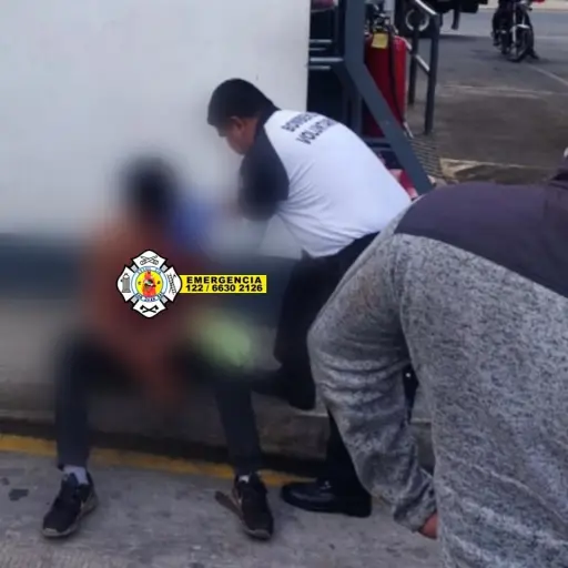 El adolescente fue herido con arma blanca durante un asalto en ruta a San Juan Sacatepéquez. ,Bomberos Voluntarios