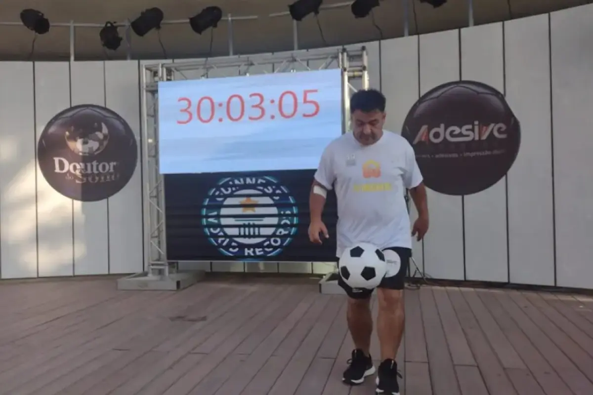 Ricardinho aspira a superar su récord Guinness de 49 horas con el balón en el aire