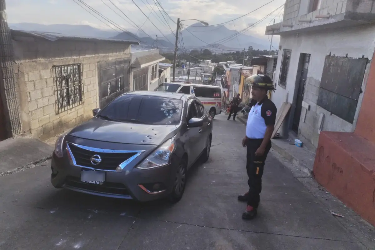 Las víctimas del ataque armado en zona 21 viajaban a bordo de un vehículo., Bomberos Voluntarios