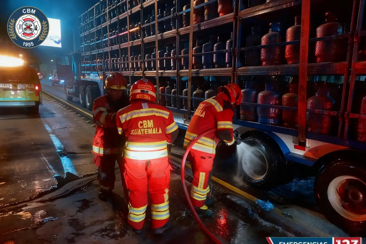 Falla mecánica provoca incendio en camión que trasladaba gas propano