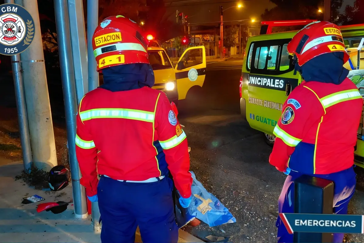 Lugar donde falleció un motorista en la zona 11 capitalina., Bomberos Municipales
