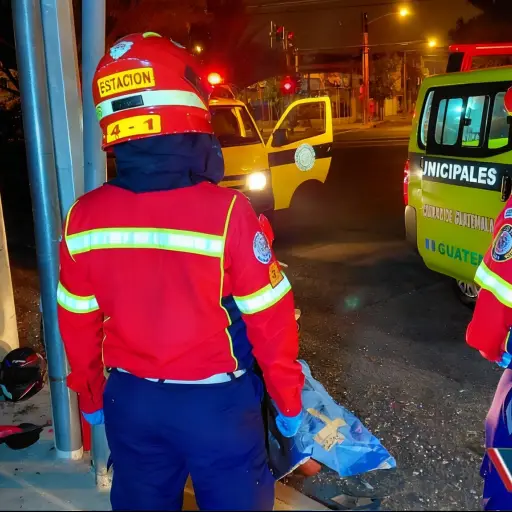 Lugar donde falleció un motorista en la zona 11 capitalina. ,Bomberos Municipales